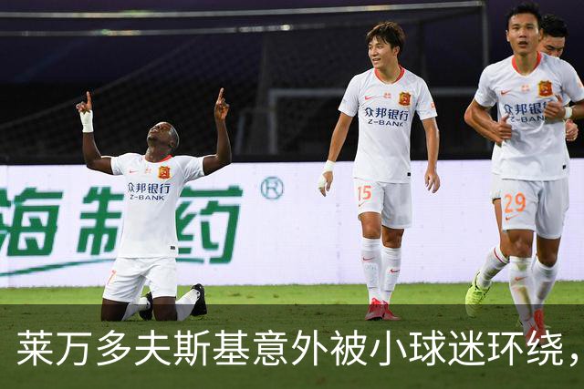 莱万多夫斯基意外被小球迷环绕，耐心合影不离不弃